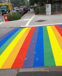 Regenbogen-Straßenübergänge für mehr Sicherheit in St. Georg