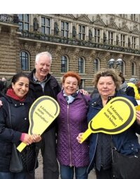 Protestaktion vor dem Rathaus: Elektrofahrzeuge ab sofort mit Warngeräusch ausstatten!