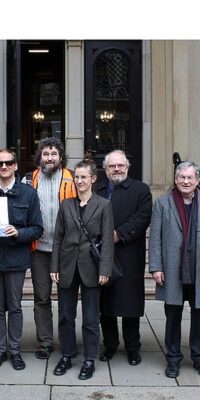 Beteiligte Personen vor demHamburger Rathaus