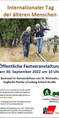 Ein älteres Paar geht spazieren auf einem Wald- und Feldweg