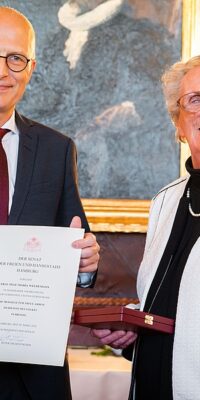 Bürgermeister Tschentscher überreicht Frau Weldemann die Urkunde