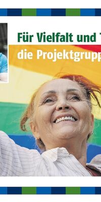 Eine fröhliche Person steht vor einer Regenbogenfahne