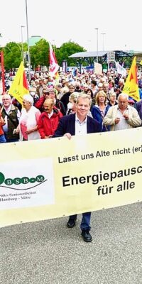 Foto: Demonstrationszug mit vielen Teilnehmer/innen